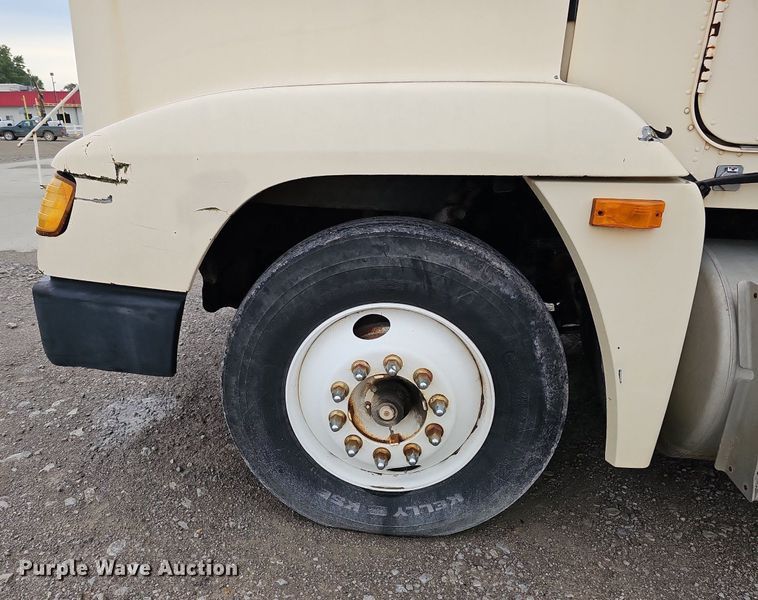 image for item DQ0139 1994 Freightliner FLD 120  truck cab and chassis