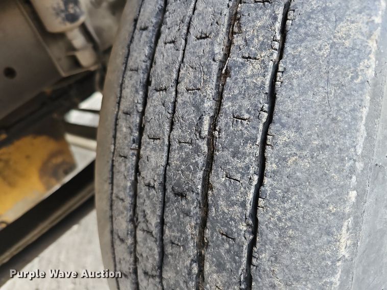 image for item DQ0139 1994 Freightliner FLD 120  truck cab and chassis