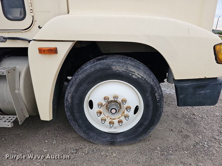 image for item DQ0139 1994 Freightliner FLD 120  truck cab and chassis