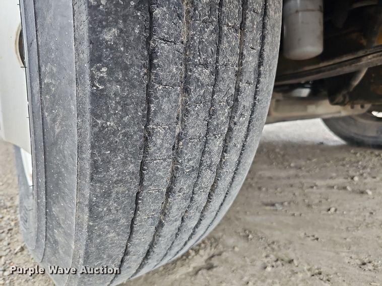 image for item DQ0139 1994 Freightliner FLD 120  truck cab and chassis