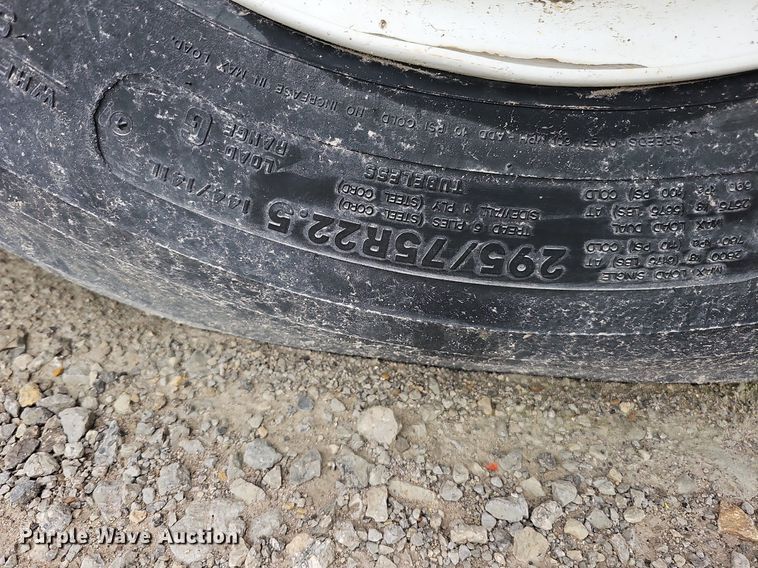 image for item DQ0139 1994 Freightliner FLD 120  truck cab and chassis