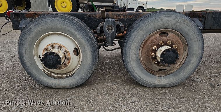 image for item DQ0139 1994 Freightliner FLD 120  truck cab and chassis