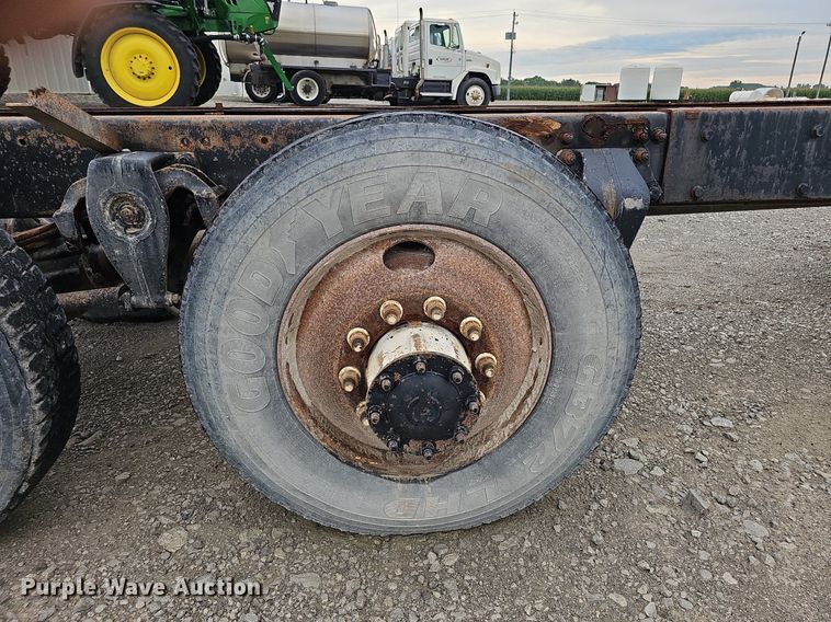 image for item DQ0139 1994 Freightliner FLD 120  truck cab and chassis