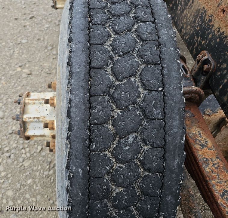 image for item DQ0139 1994 Freightliner FLD 120  truck cab and chassis