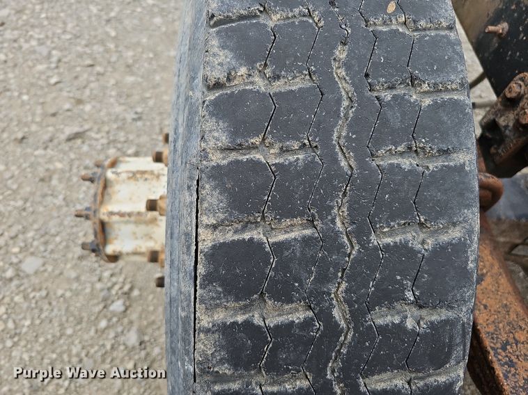 image for item DQ0139 1994 Freightliner FLD 120  truck cab and chassis