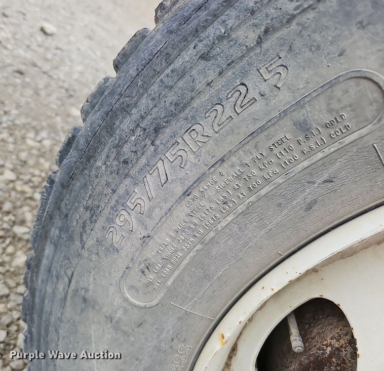 image for item DQ0139 1994 Freightliner FLD 120  truck cab and chassis