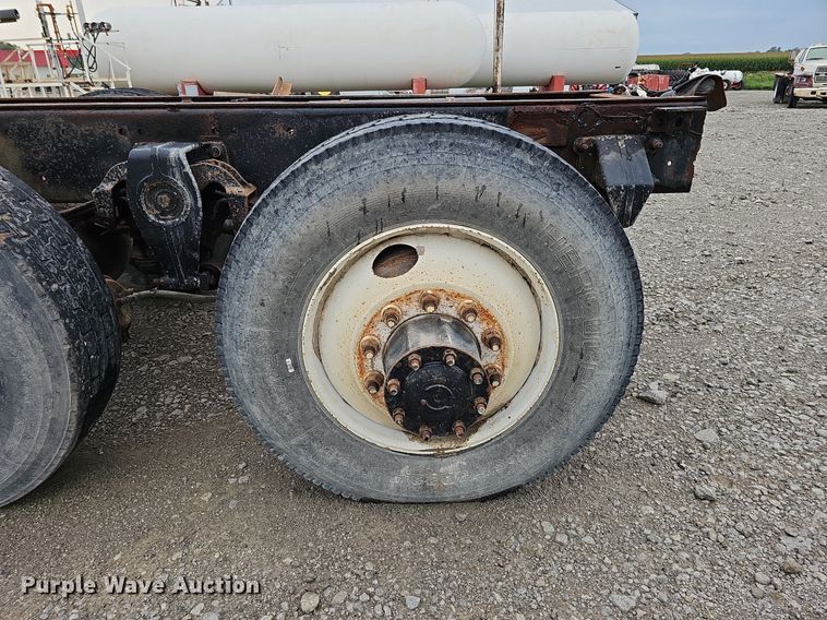 image for item DQ0139 1994 Freightliner FLD 120  truck cab and chassis