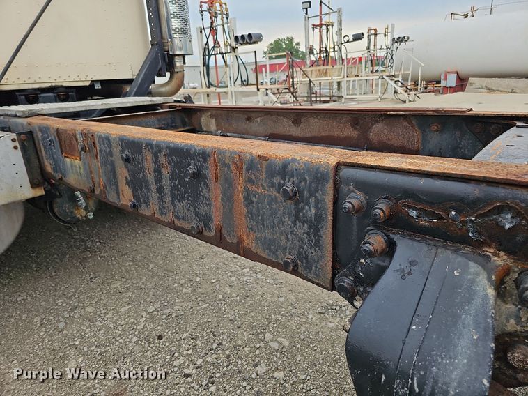 image for item DQ0139 1994 Freightliner FLD 120  truck cab and chassis