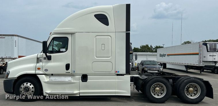 image for item DQ0877 2016 Freightliner Cascadia Evolution 125  semi truck