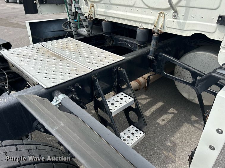 image for item DQ0877 2016 Freightliner Cascadia Evolution 125  semi truck