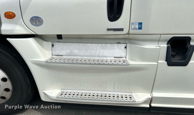 image for item DQ0877 2016 Freightliner Cascadia Evolution 125  semi truck