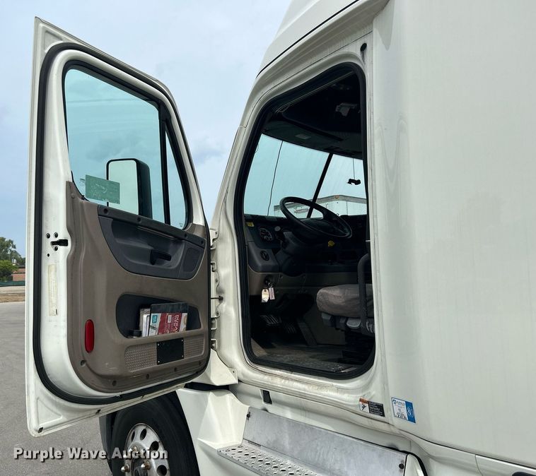 image for item DQ0877 2016 Freightliner Cascadia Evolution 125  semi truck