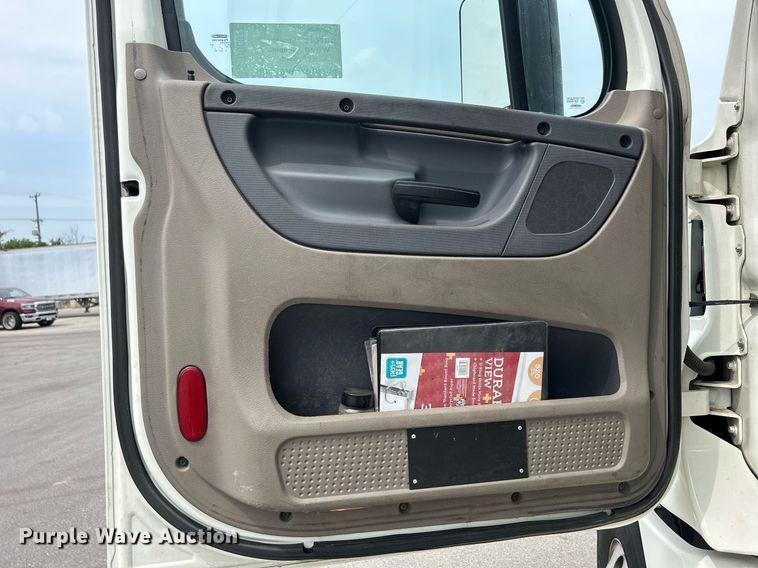 image for item DQ0877 2016 Freightliner Cascadia Evolution 125  semi truck