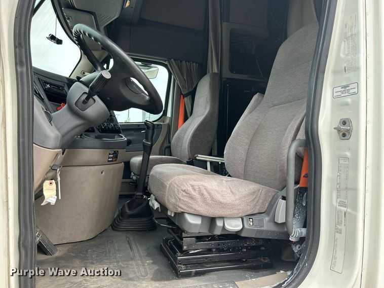 image for item DQ0877 2016 Freightliner Cascadia Evolution 125  semi truck