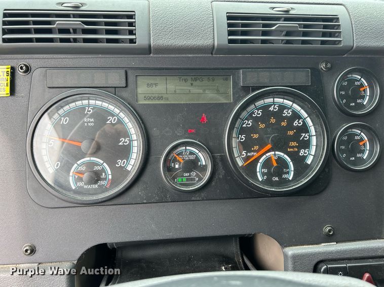 image for item DQ0877 2016 Freightliner Cascadia Evolution 125  semi truck