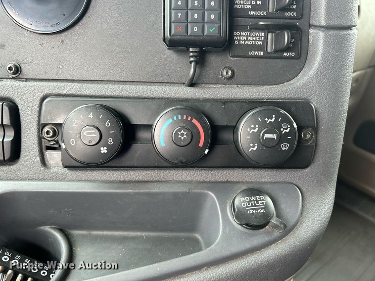 image for item DQ0877 2016 Freightliner Cascadia Evolution 125  semi truck