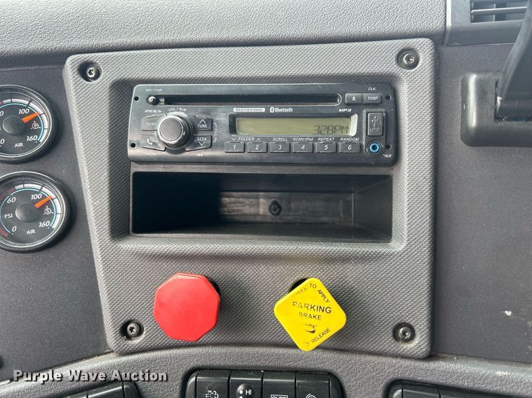 image for item DQ0877 2016 Freightliner Cascadia Evolution 125  semi truck