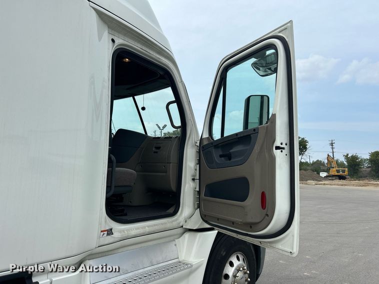 image for item DQ0877 2016 Freightliner Cascadia Evolution 125  semi truck