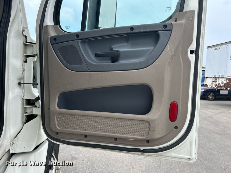 image for item DQ0877 2016 Freightliner Cascadia Evolution 125  semi truck