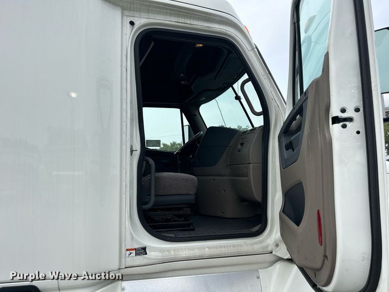 image for item DQ0877 2016 Freightliner Cascadia Evolution 125  semi truck