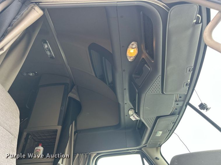 image for item DQ0877 2016 Freightliner Cascadia Evolution 125  semi truck