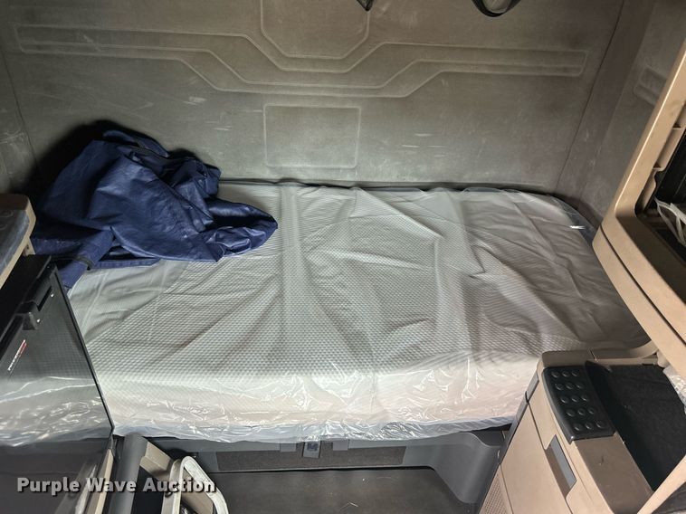 image for item DQ0877 2016 Freightliner Cascadia Evolution 125  semi truck