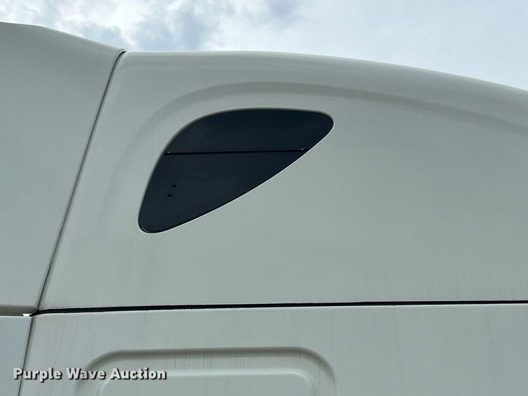 image for item DQ0877 2016 Freightliner Cascadia Evolution 125  semi truck