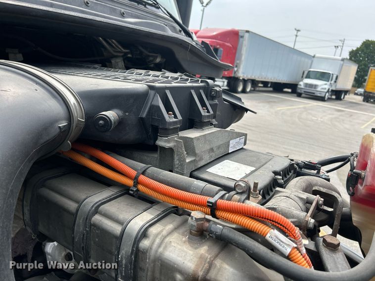 image for item DQ0877 2016 Freightliner Cascadia Evolution 125  semi truck