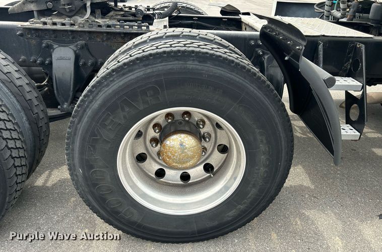 image for item DQ0877 2016 Freightliner Cascadia Evolution 125  semi truck