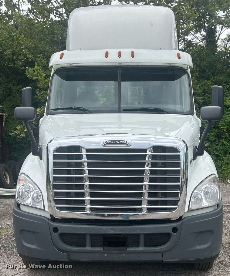 image for item DQ0896 2014 Freightliner Cascadia 113  semi truck