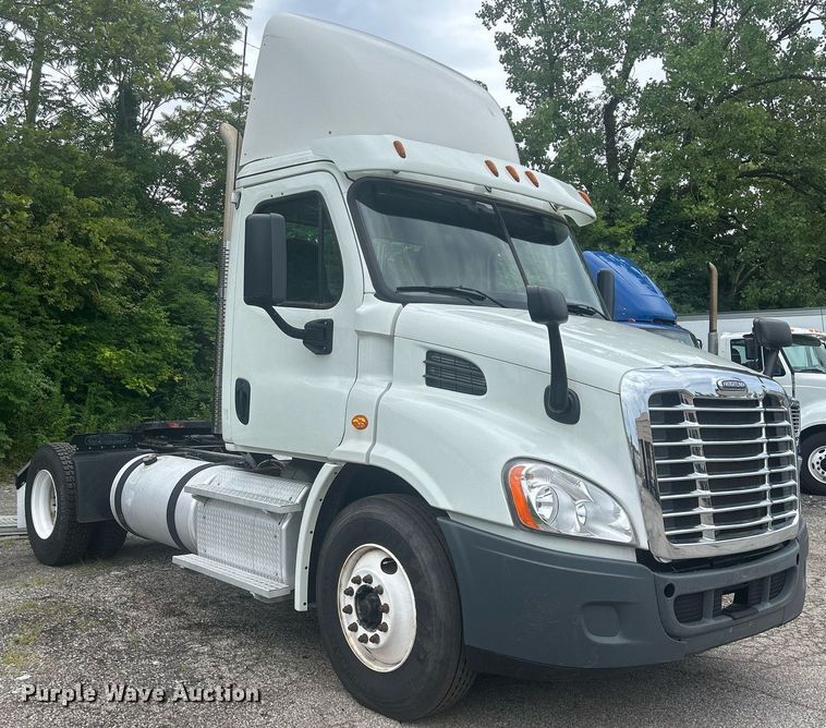 image for item DQ0896 2014 Freightliner Cascadia 113  semi truck