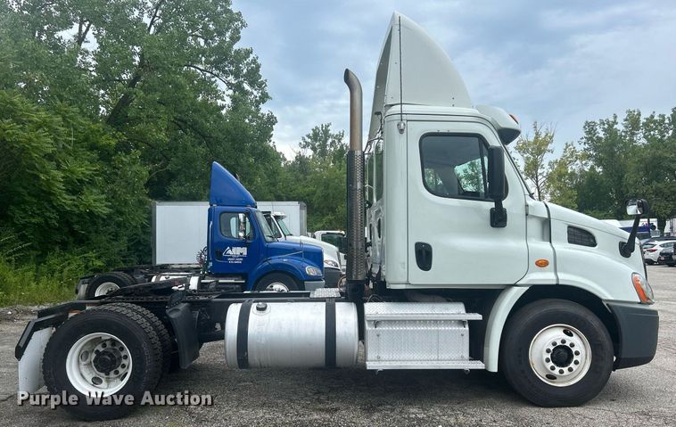 image for item DQ0896 2014 Freightliner Cascadia 113  semi truck