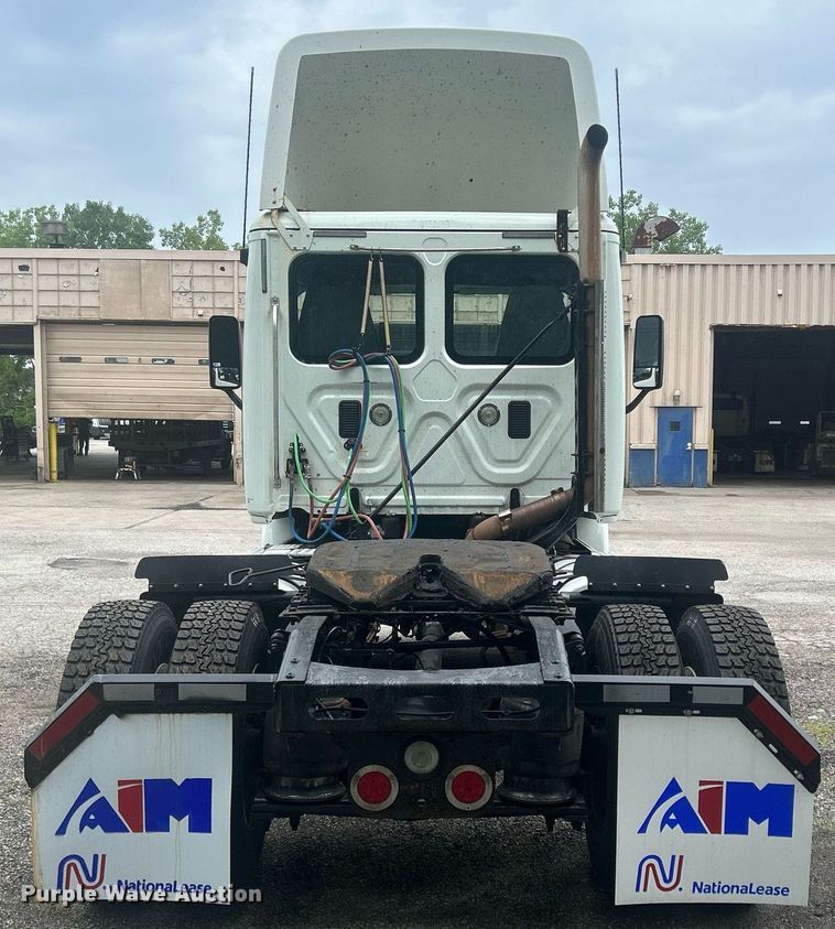 image for item DQ0896 2014 Freightliner Cascadia 113  semi truck