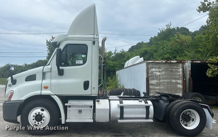 image for item DQ0896 2014 Freightliner Cascadia 113  semi truck