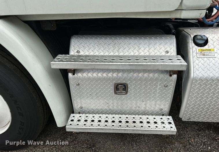 image for item DQ0896 2014 Freightliner Cascadia 113  semi truck