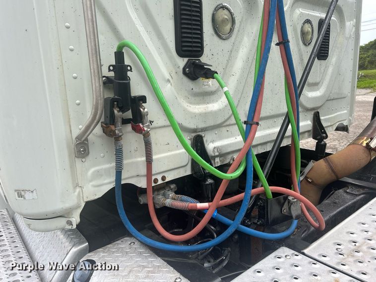 image for item DQ0896 2014 Freightliner Cascadia 113  semi truck