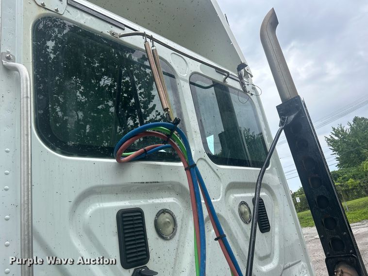 image for item DQ0896 2014 Freightliner Cascadia 113  semi truck