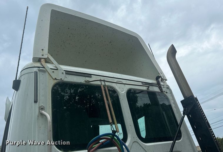 image for item DQ0896 2014 Freightliner Cascadia 113  semi truck