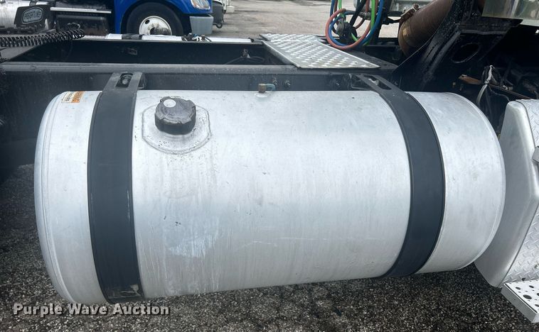 image for item DQ0896 2014 Freightliner Cascadia 113  semi truck