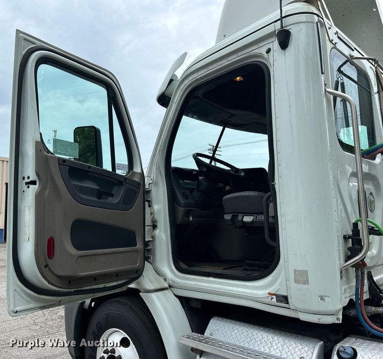 image for item DQ0896 2014 Freightliner Cascadia 113  semi truck