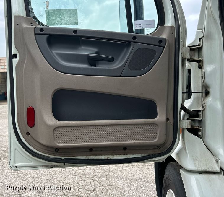 image for item DQ0896 2014 Freightliner Cascadia 113  semi truck