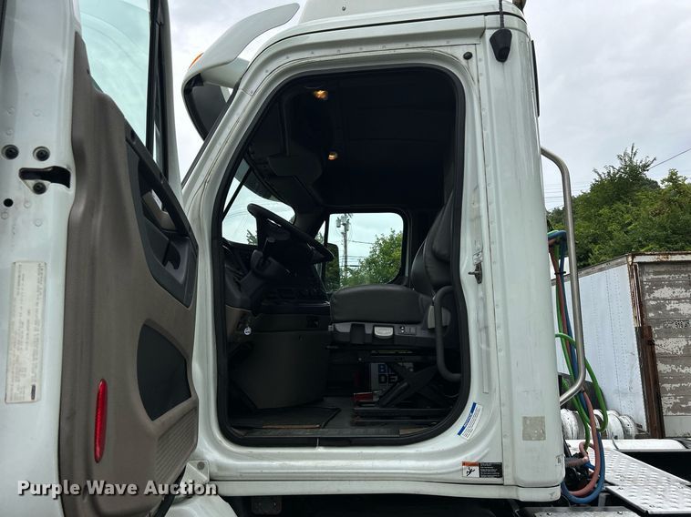 image for item DQ0896 2014 Freightliner Cascadia 113  semi truck