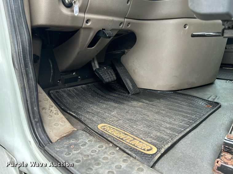 image for item DQ0896 2014 Freightliner Cascadia 113  semi truck