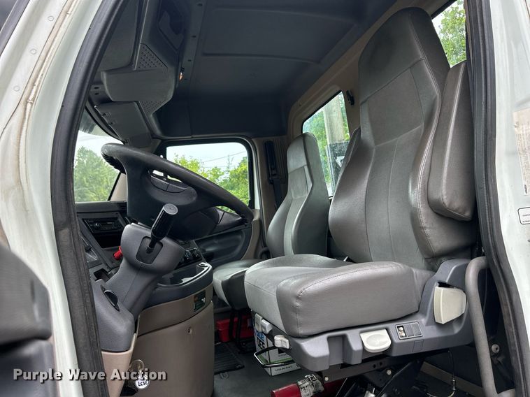 image for item DQ0896 2014 Freightliner Cascadia 113  semi truck