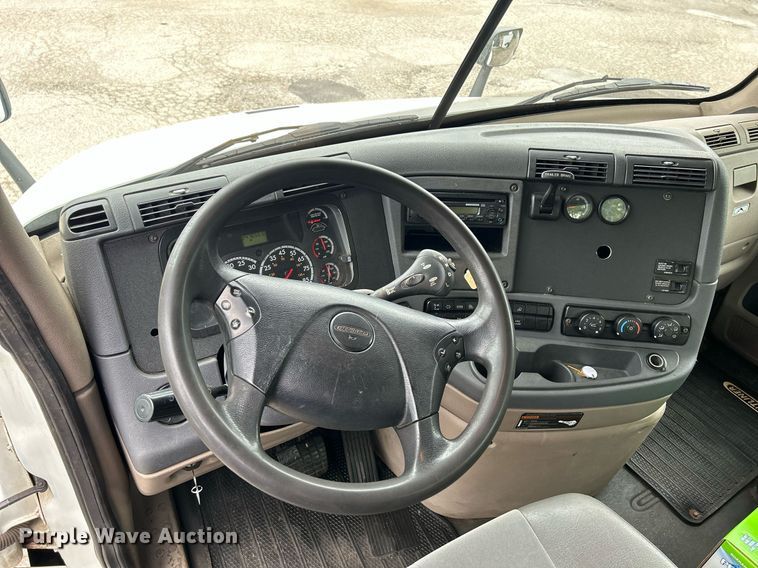 image for item DQ0896 2014 Freightliner Cascadia 113  semi truck