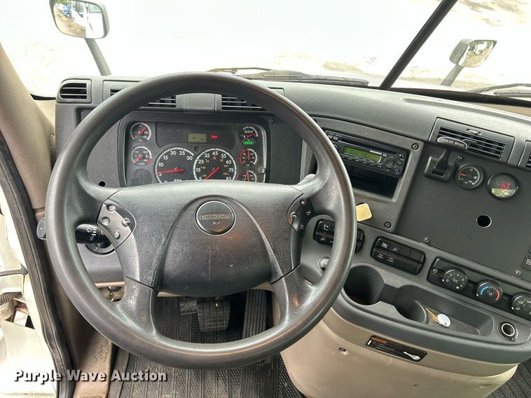 image for item DQ0896 2014 Freightliner Cascadia 113  semi truck