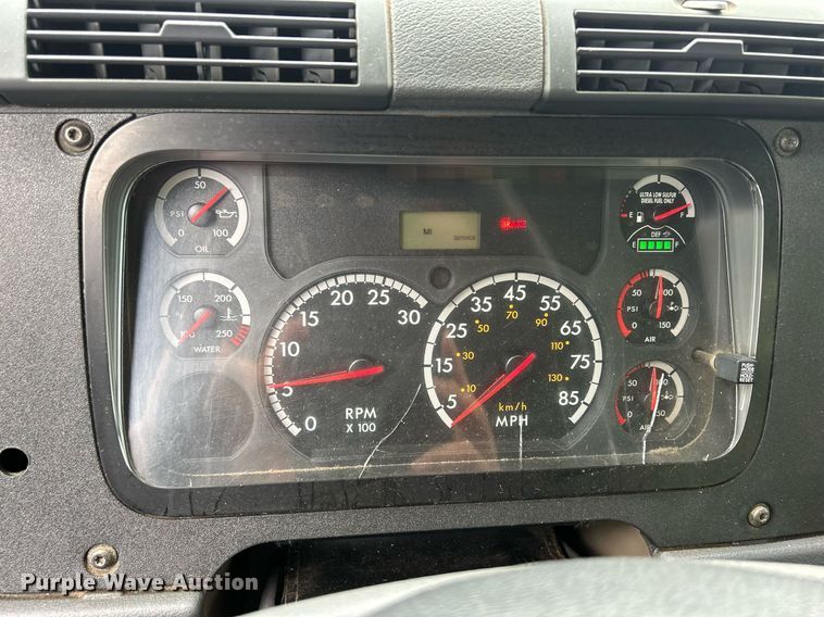 image for item DQ0896 2014 Freightliner Cascadia 113  semi truck