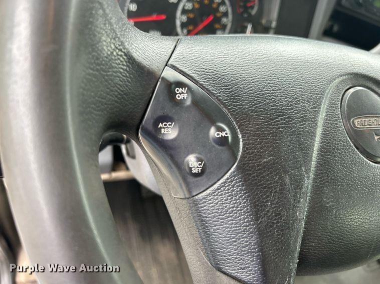 image for item DQ0896 2014 Freightliner Cascadia 113  semi truck