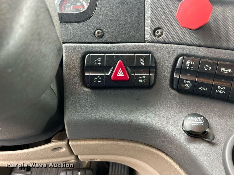 image for item DQ0896 2014 Freightliner Cascadia 113  semi truck