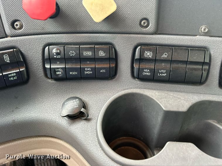 image for item DQ0896 2014 Freightliner Cascadia 113  semi truck